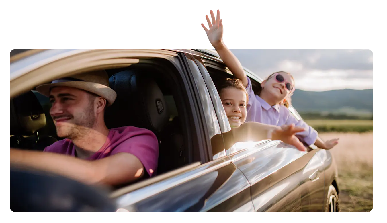 Familia viajando en automóvil